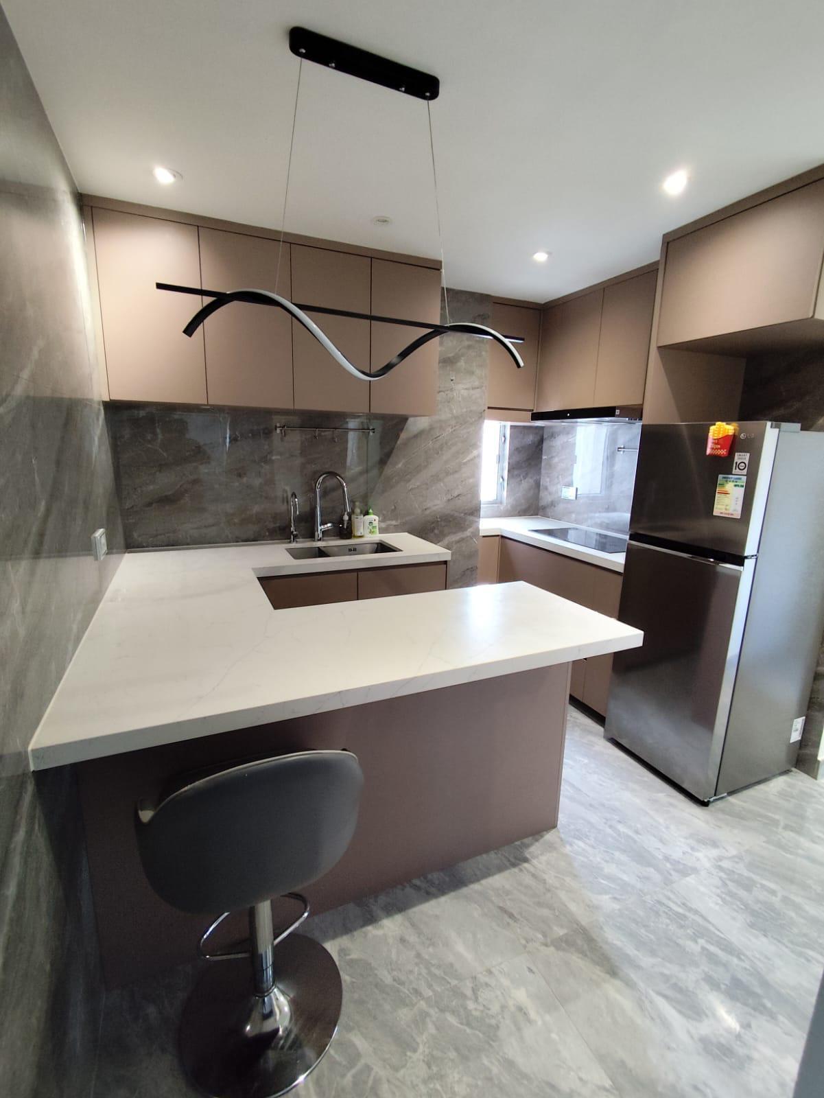 廚房採開放式設計,用料設計不俗,兼且簇新。(代理提供)