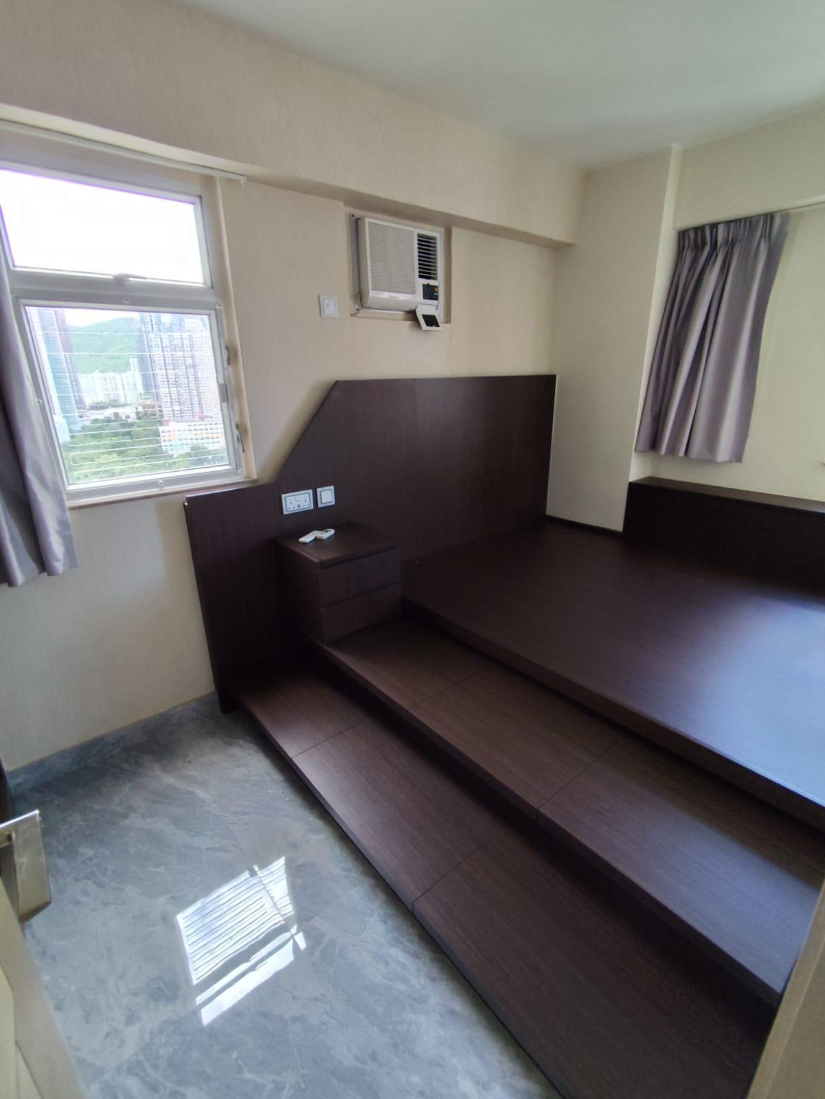 主人房設有收納地台,美觀實用。(代理提供)