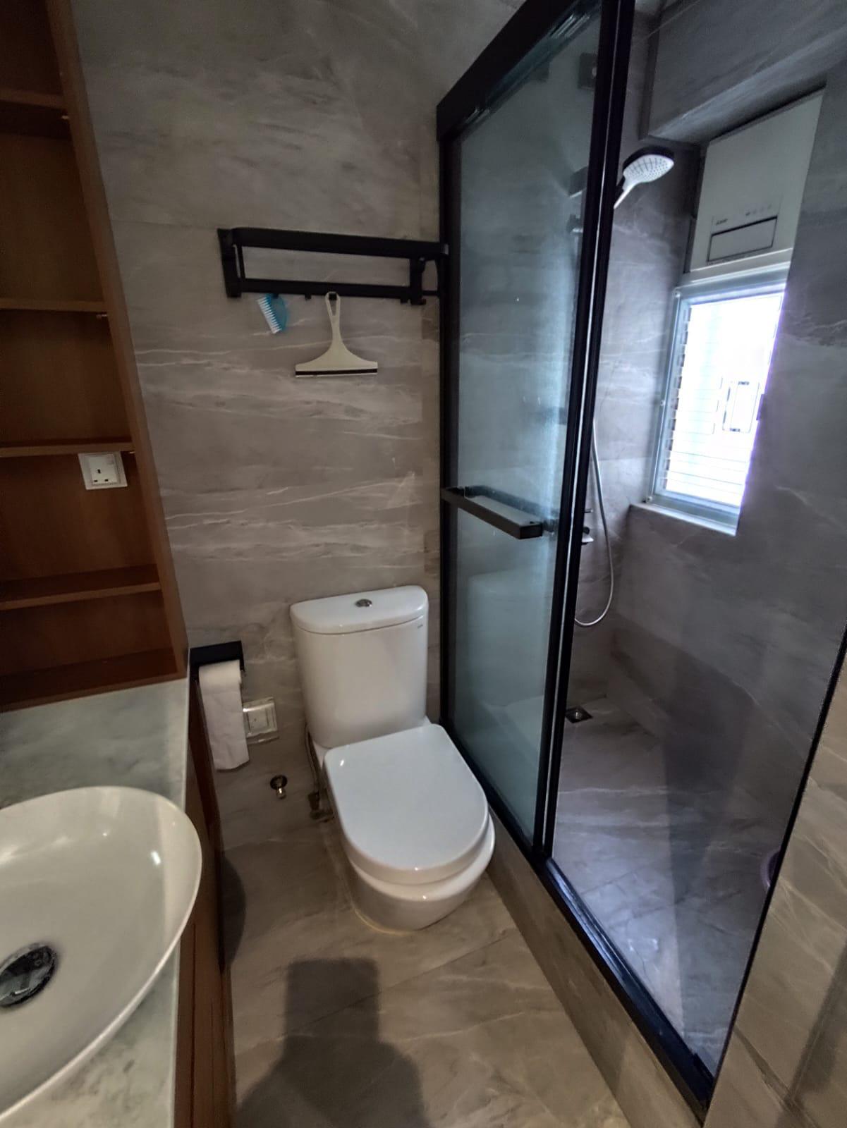 明廁浴室裝修仍新淨。(代理提供)