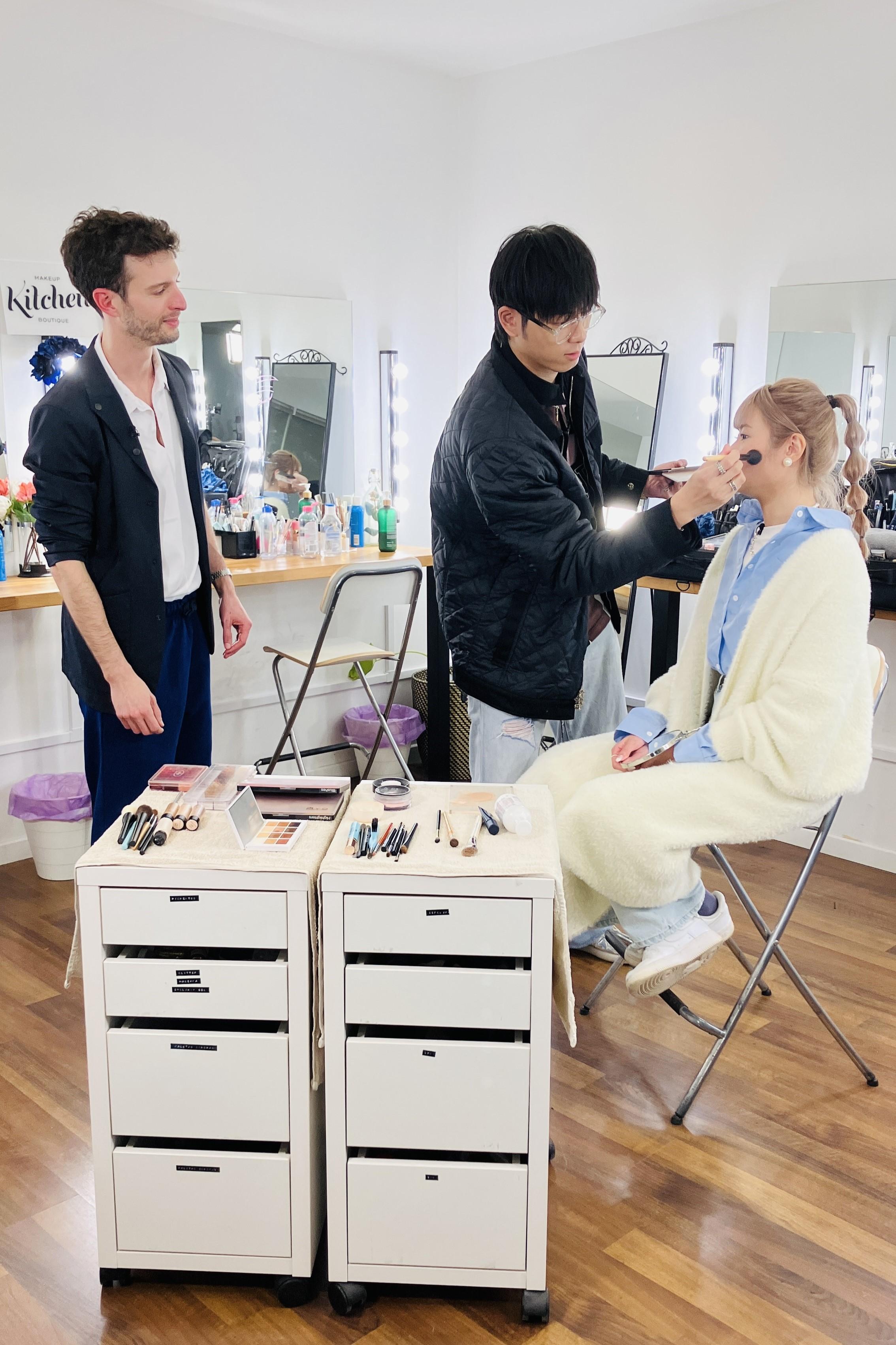 193為胞妹Michelle塗粉底。