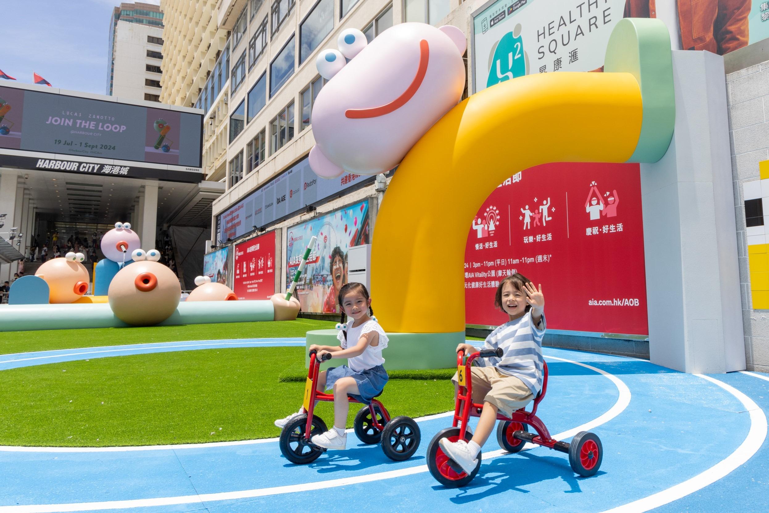 運動主題活動區1 — 踏三輪單車進入Zanotto 的循環動畫世界 運動場的入口位置設有圓形單車徑,小朋友可以沿著單車徑踏三輪車。