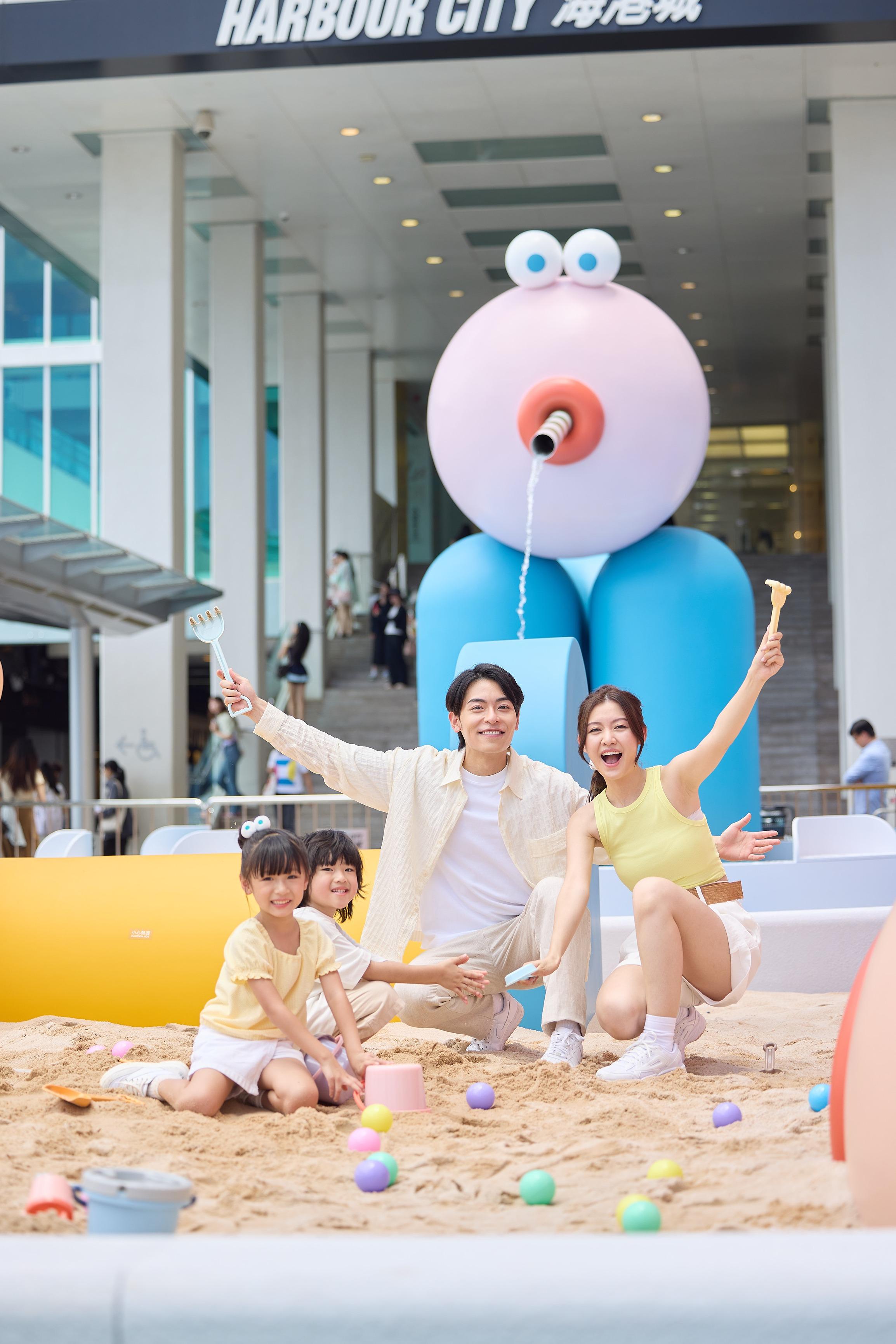 運動主題活動區2 — 在8米沙池與小朋友玩泥沙:在中央位置設有一個8米長的大型沙池,場內提供不同挖沙工具和小球,讓小朋友可以隨意堆沙堡和玩沙。