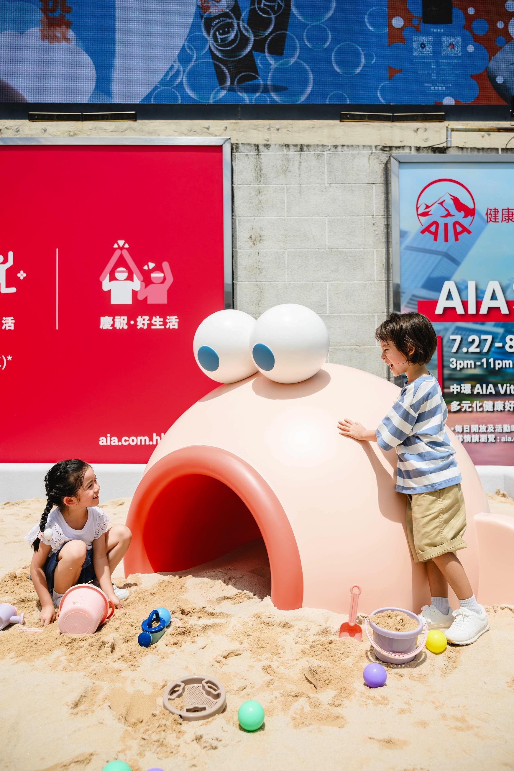 運動主題活動區2 — 在8米沙池與小朋友玩泥沙:在中央位置設有一個8米長的大型沙池,場內提供不同挖沙工具和小球,讓小朋友可以隨意堆沙堡和玩沙。