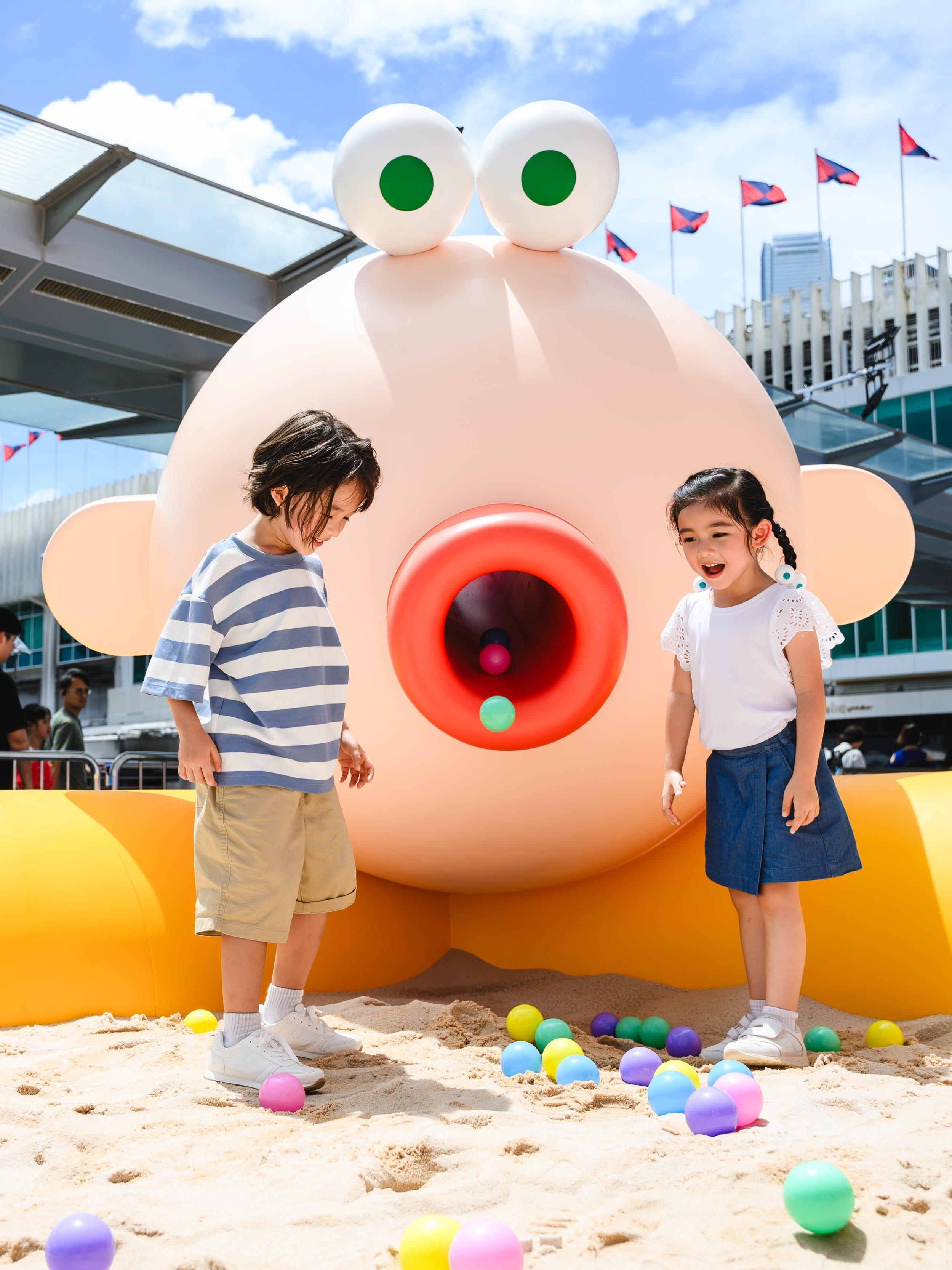 運動主題活動區2 — 在8米沙池與小朋友玩泥沙:在中央位置設有一個8米長的大型沙池,場內提供不同挖沙工具和小球,讓小朋友可以隨意堆沙堡和玩沙。