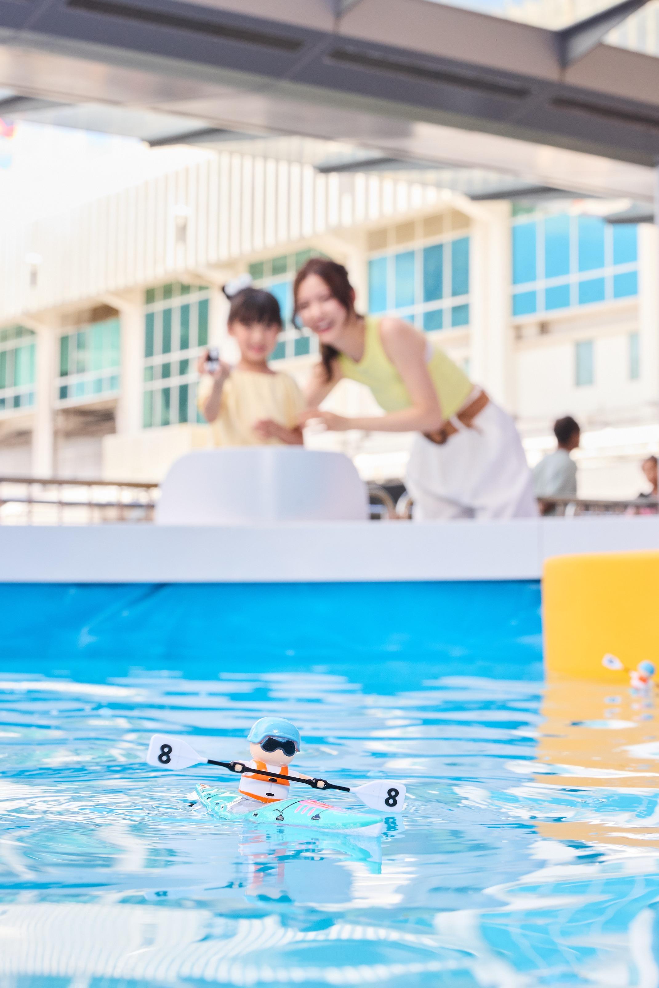 運動主題活動區3 — 在刺激的浪花中遙控獨木舟:正門設有直徑6米的噴水池,成為模型船愛好者的聚腳點。小朋友可同時開動遙控獨木舟,一起比拼速度。