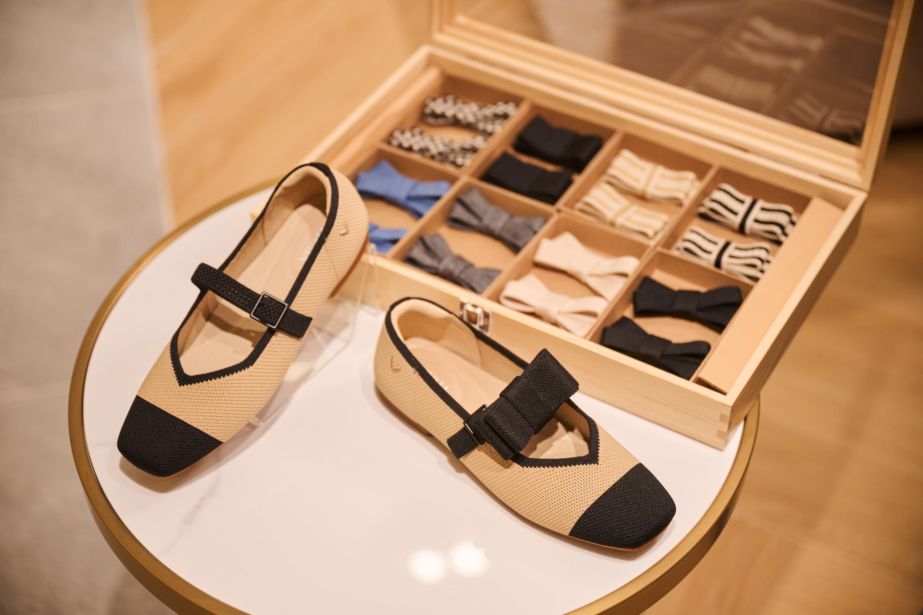 VIVAIA鞋款可扣上不同蝴蝶結。