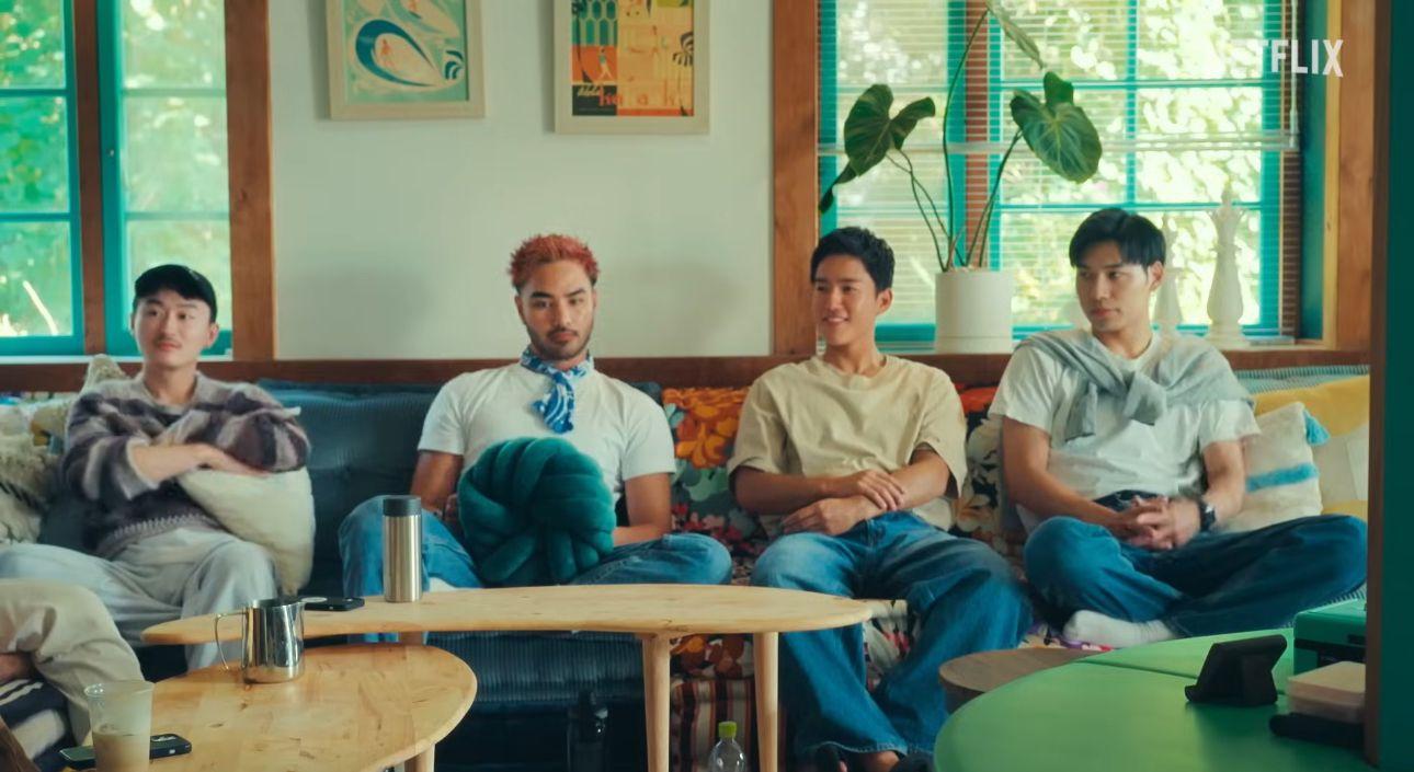 《夏日咖啡男友》安排9位男同志到海邊的「綠色小屋」同居1個月。