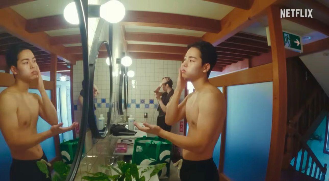 《夏日咖啡男友》安排9位男同志到海邊的「綠色小屋」同居1個月。