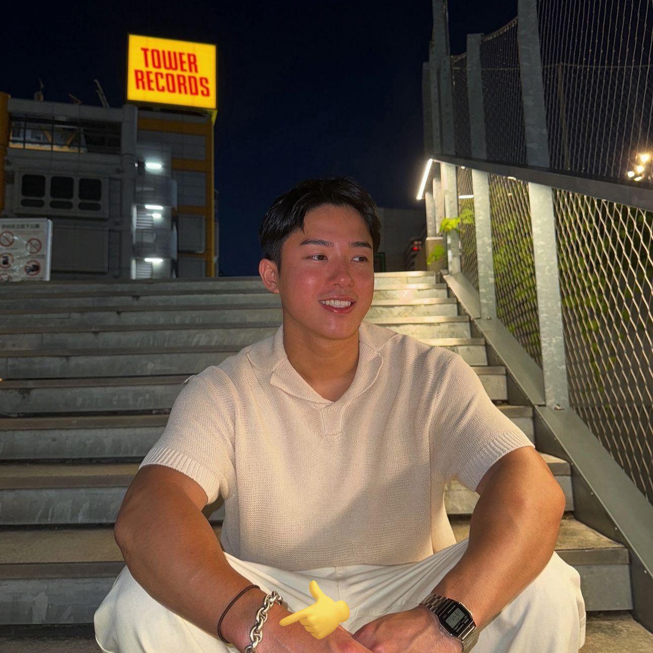 和人與USAK於澀谷留影,兩人手上更戴上同款手鏈疑隔空傳情。