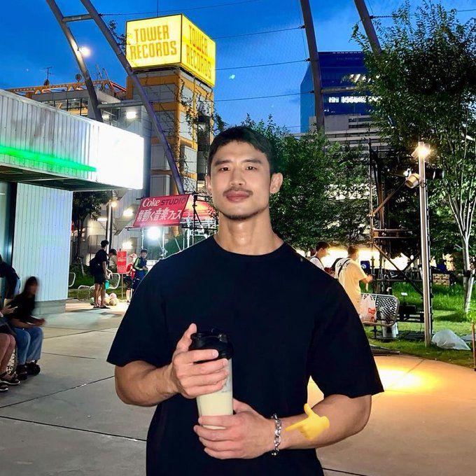 USAK與和人於澀谷留影,兩人手上更戴上同款手鏈疑隔空傳情。