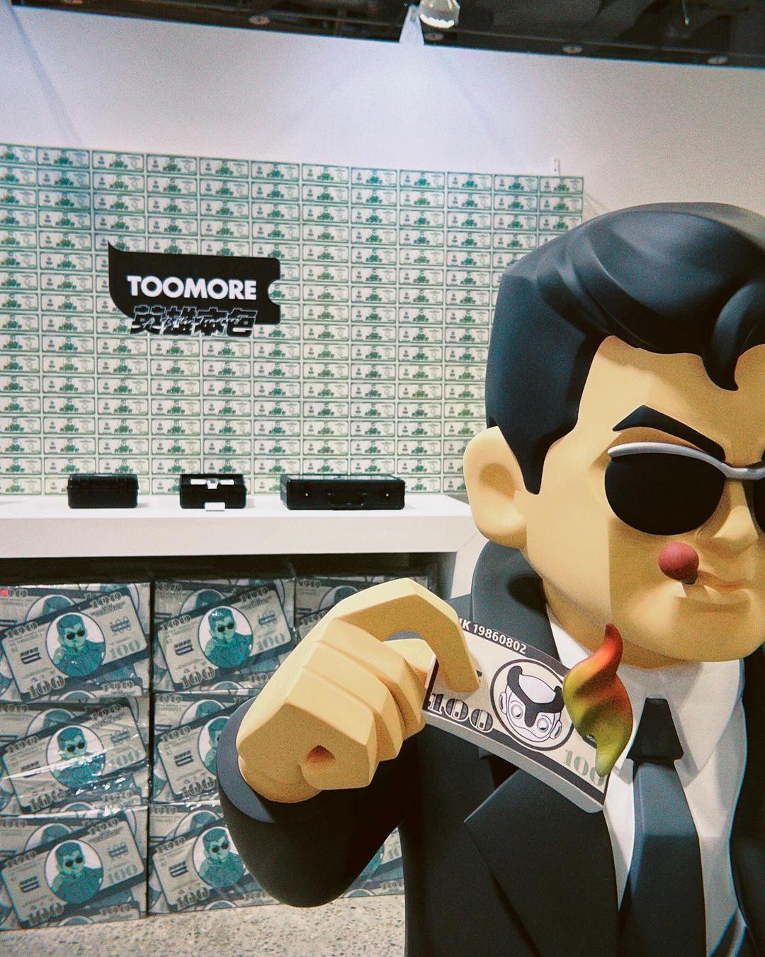 《英雄本色》Mark哥燒銀紙的人形公仔。