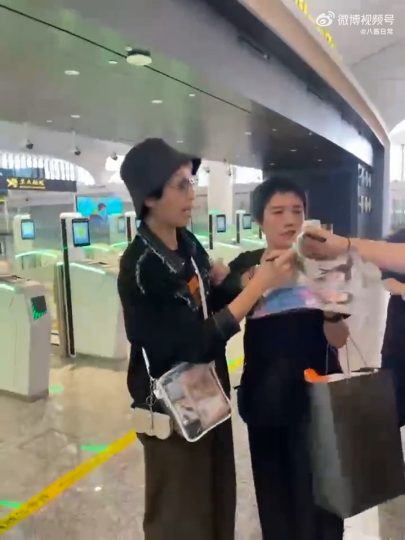 葉童離開前原本為在場fans逐一簽名,其後一名男子衝上前求合照不果後,隨即大罵葉童。