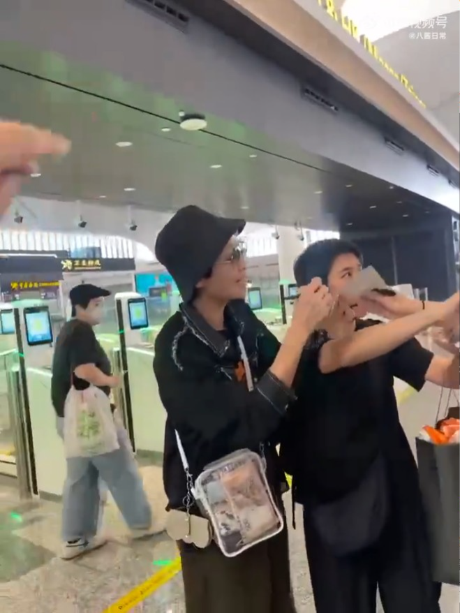 葉童離開前原本為在場fans逐一簽名,其後一名男子衝上前求合照不果後,隨即大罵葉童。