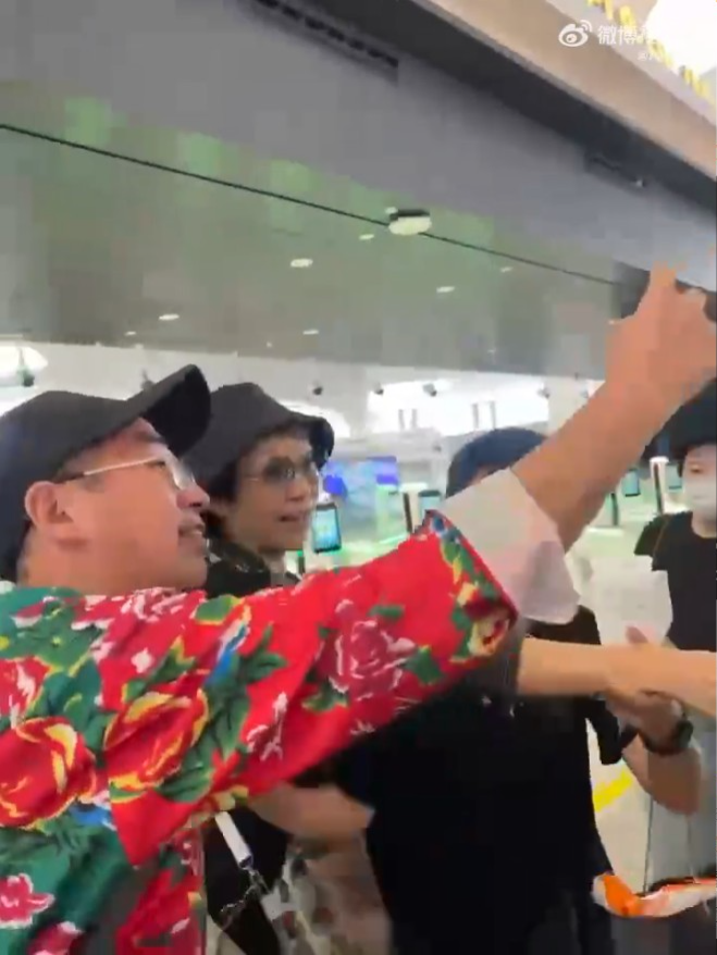 葉童離開前原本為在場fans逐一簽名,其後一名男子衝上前求合照不果後,隨即大罵葉童。