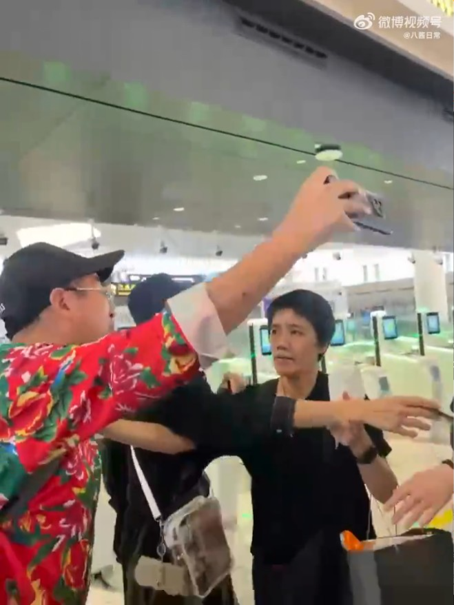 葉童離開前原本為在場fans逐一簽名,其後一名男子衝上前求合照不果後,隨即大罵葉童。