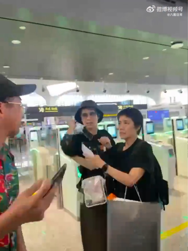 葉童離開前原本為在場fans逐一簽名,其後一名男子衝上前求合照不果後,隨即大罵葉童。