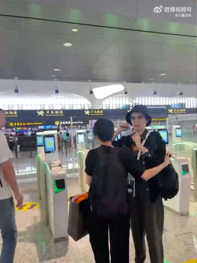 葉童離開前原本為在場fans逐一簽名,其後一名男子衝上前求合照不果後,隨即大罵葉童。