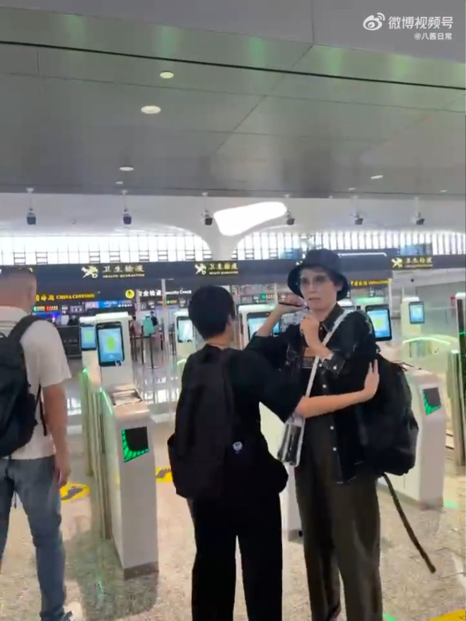 葉童當時呆若木雞,不懂反應,工作人員亦立即送她入閘離開。