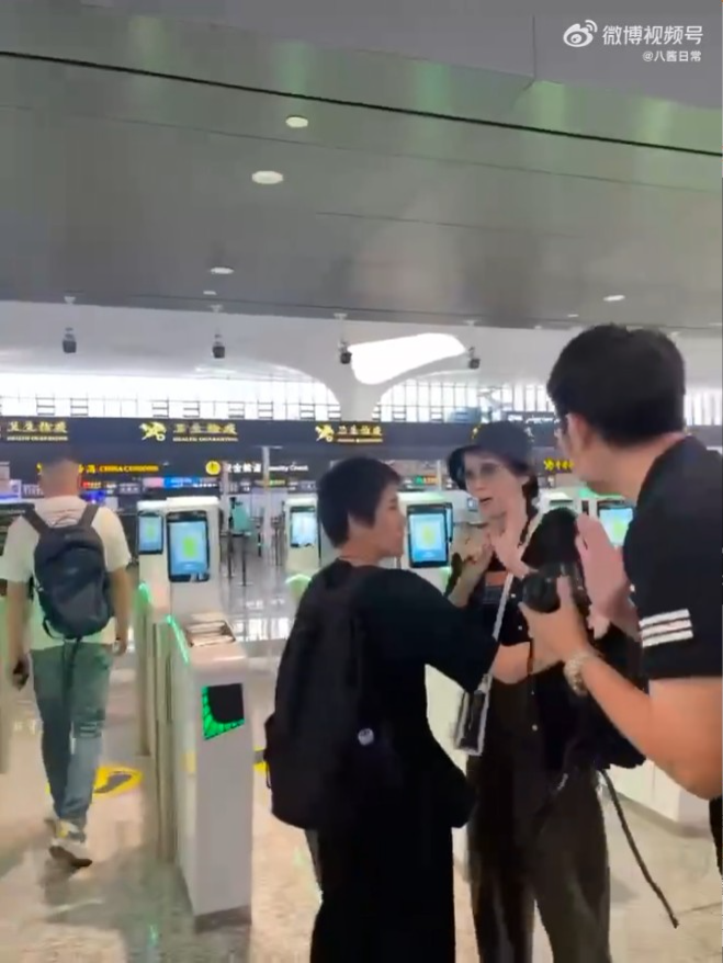 葉童當時呆若木雞,不懂反應,工作人員亦立即送她入閘離開。