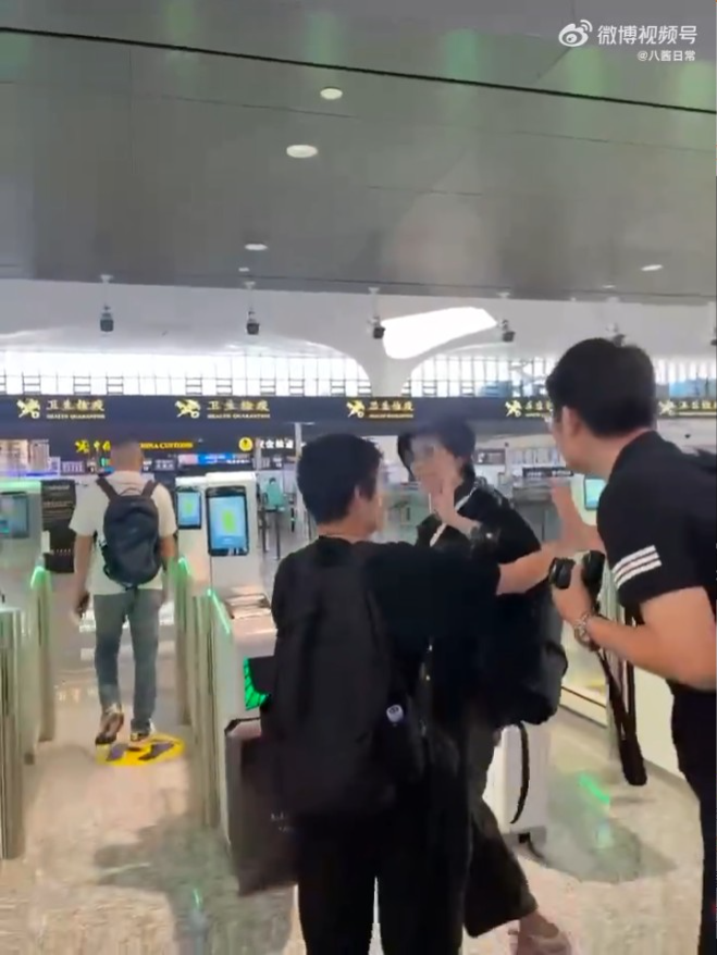 葉童當時呆若木雞,不懂反應,工作人員亦立即送她入閘離開。