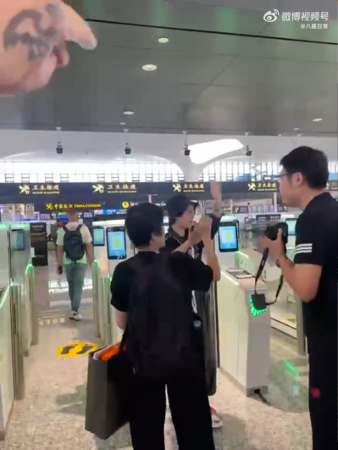 葉童當時呆若木雞,不懂反應,工作人員亦立即送她入閘離開。