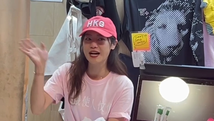 王宗堯太太Julia跟在場人士揮手道別。