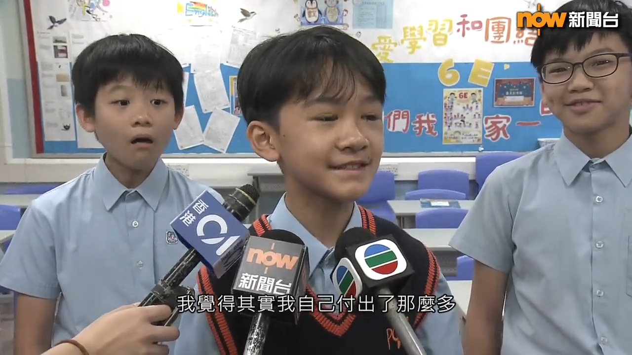 油蔴地天主教小學(海泓道)三位同學接受訪問影片,身後兩名同學的表現非常搞笑。(Now新聞影片截圖)