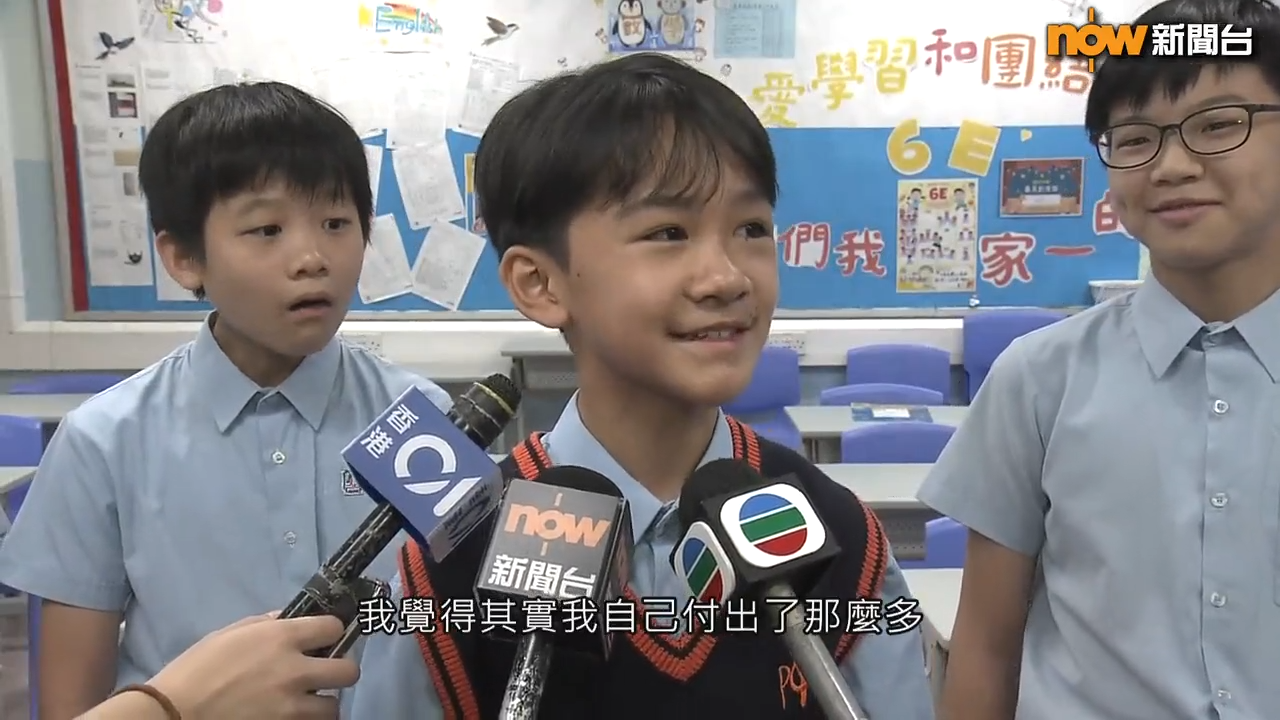油蔴地天主教小學(海泓道)三位同學接受訪問影片,身後兩名同學的表現非常搞笑。(Now新聞影片截圖)