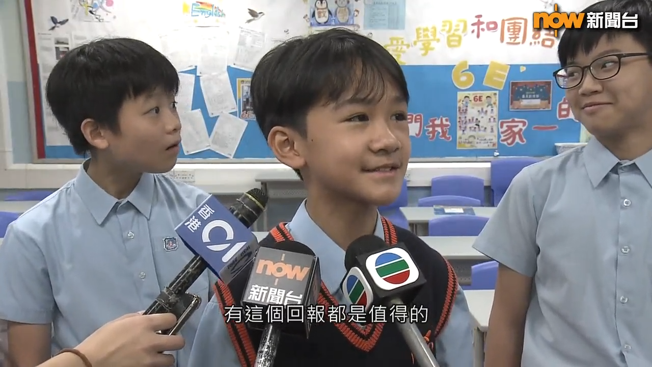 油蔴地天主教小學(海泓道)三位同學接受訪問影片,身後兩名同學的表現非常搞笑。(Now新聞影片截圖)