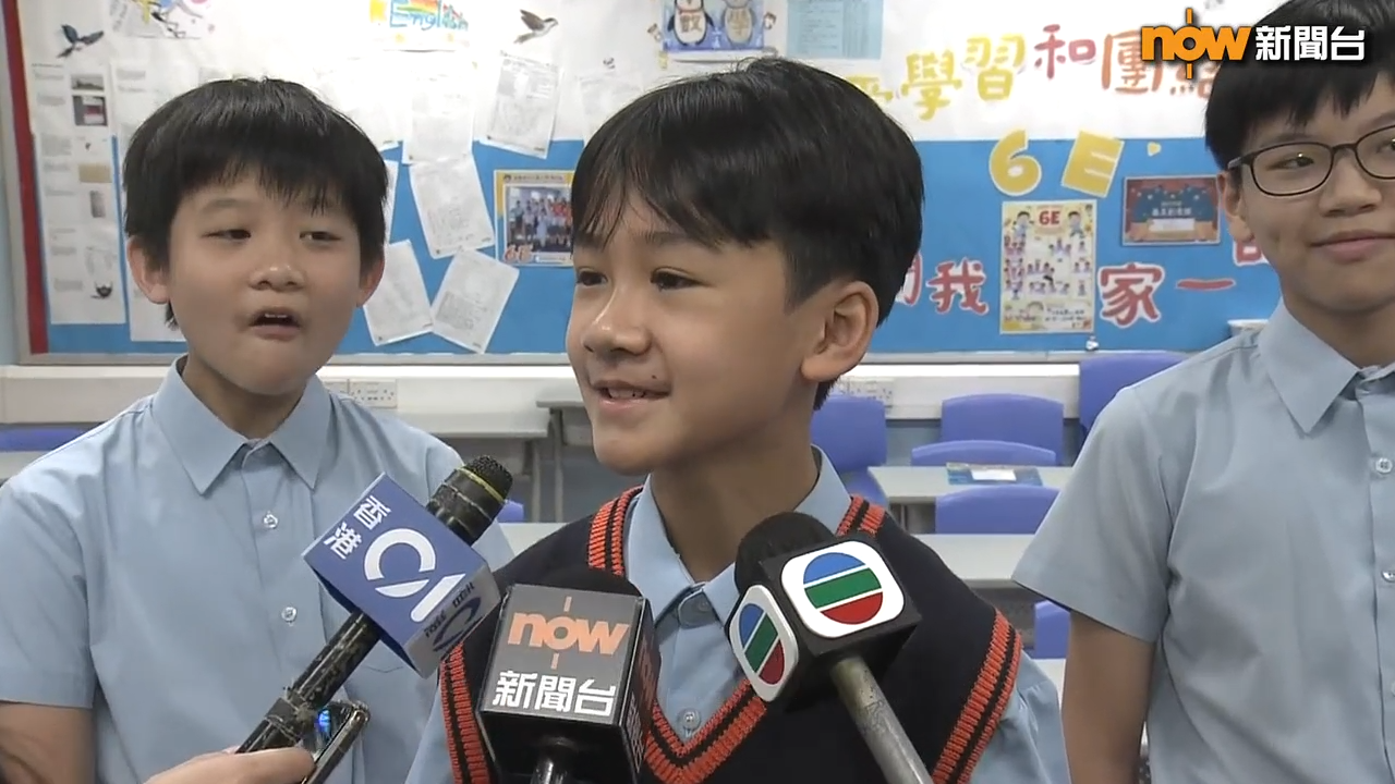 油蔴地天主教小學(海泓道)三位同學接受訪問影片,身後兩名同學的表現非常搞笑。(Now新聞影片截圖)