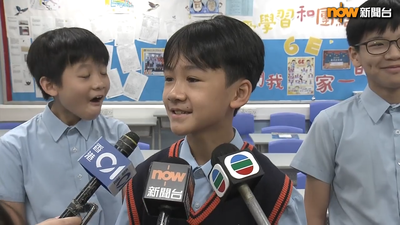 油蔴地天主教小學(海泓道)三位同學接受訪問影片,身後兩名同學的表現非常搞笑。(Now新聞影片截圖)