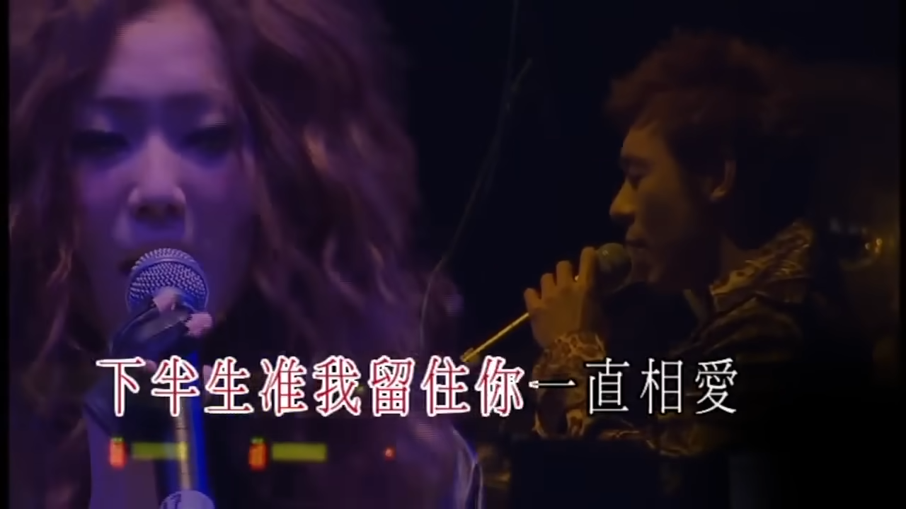 在《東亞華星演唱會》上,Sammi與許志安(西裝男)隔空合唱《唯獨你是不可取替》。