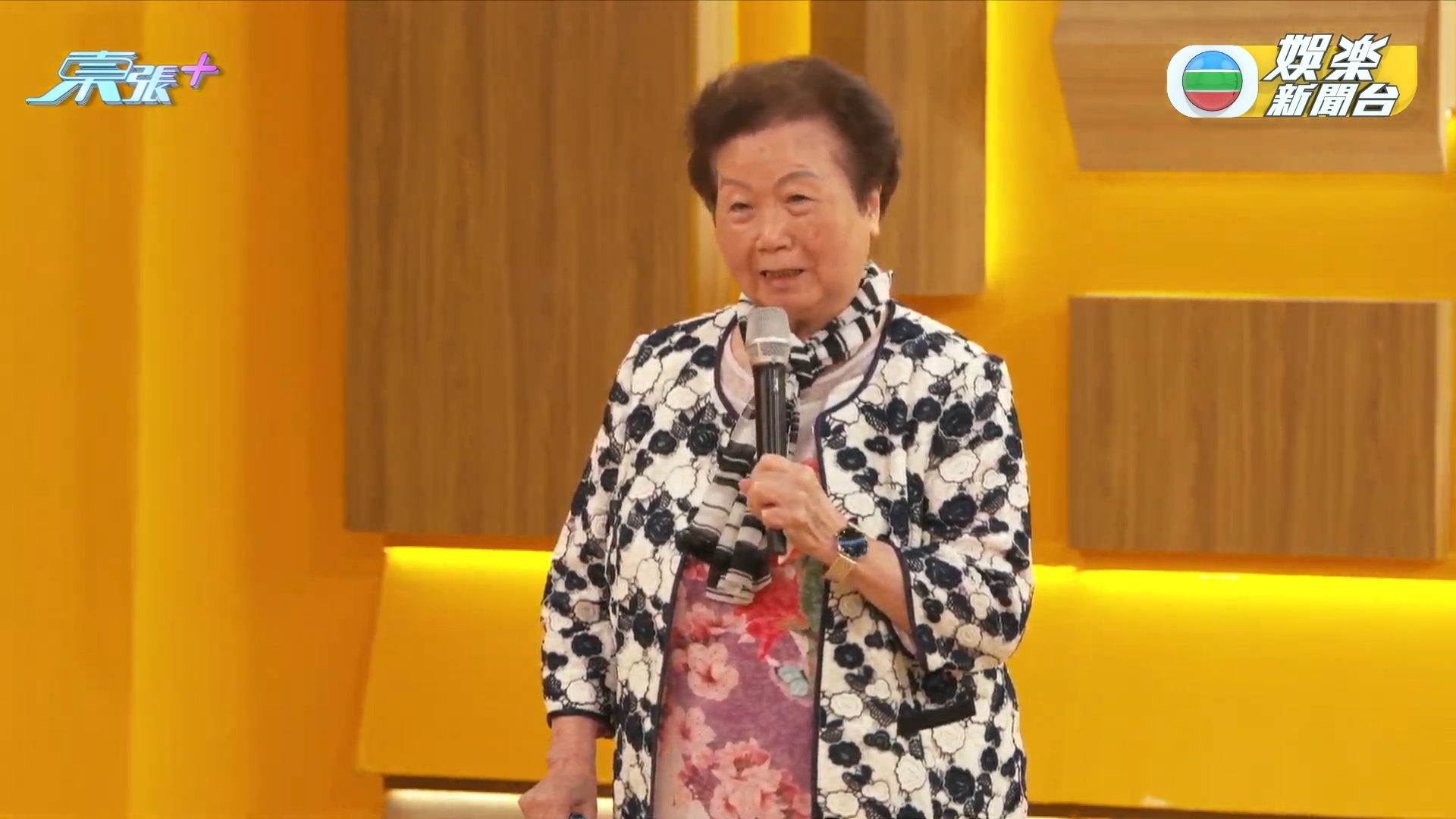 82歲高齡婆婆更撐住枴杖到場。