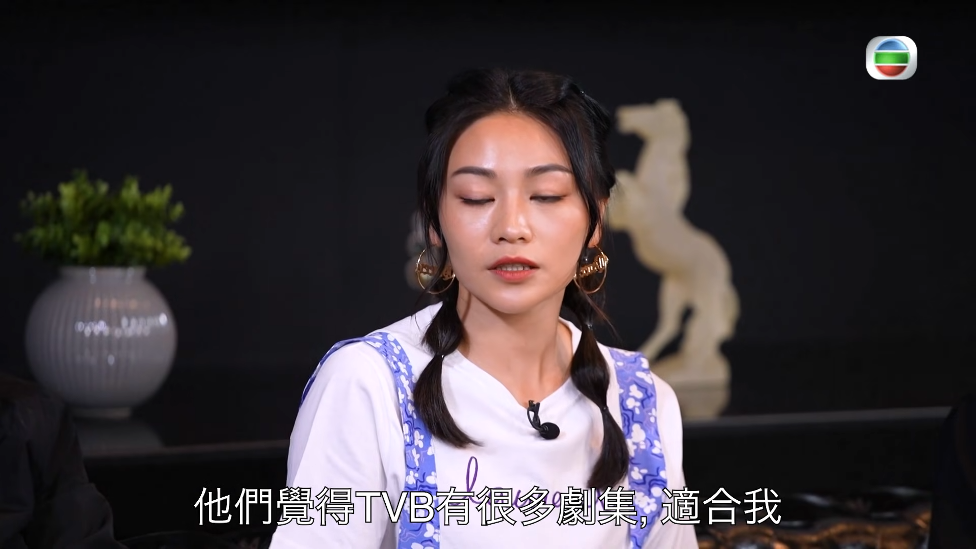 關嘉敏在節目提到當時簽TVB的原因。