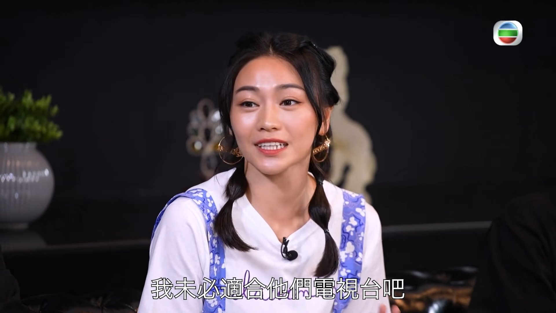 關嘉敏在節目提到當時簽TVB的原因。