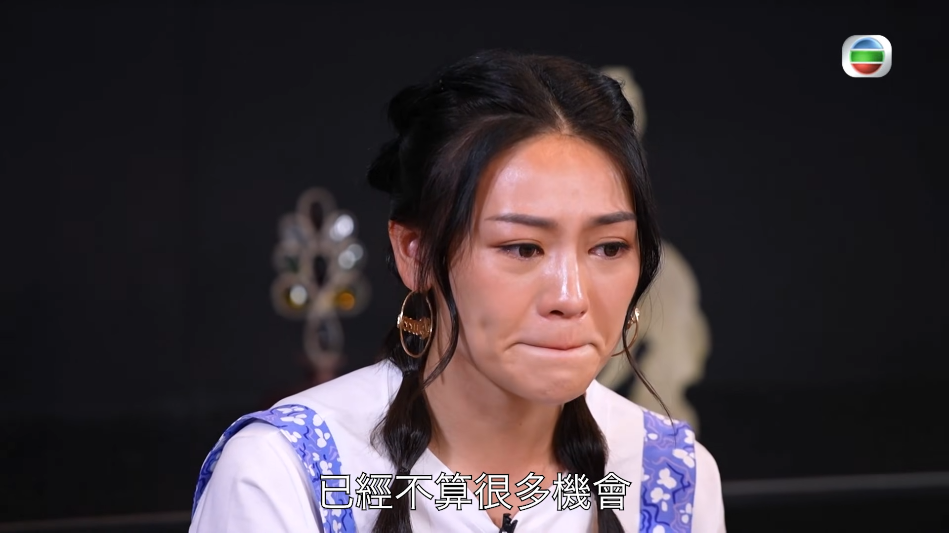 關嘉敏在節目提到當時簽TVB的原因。