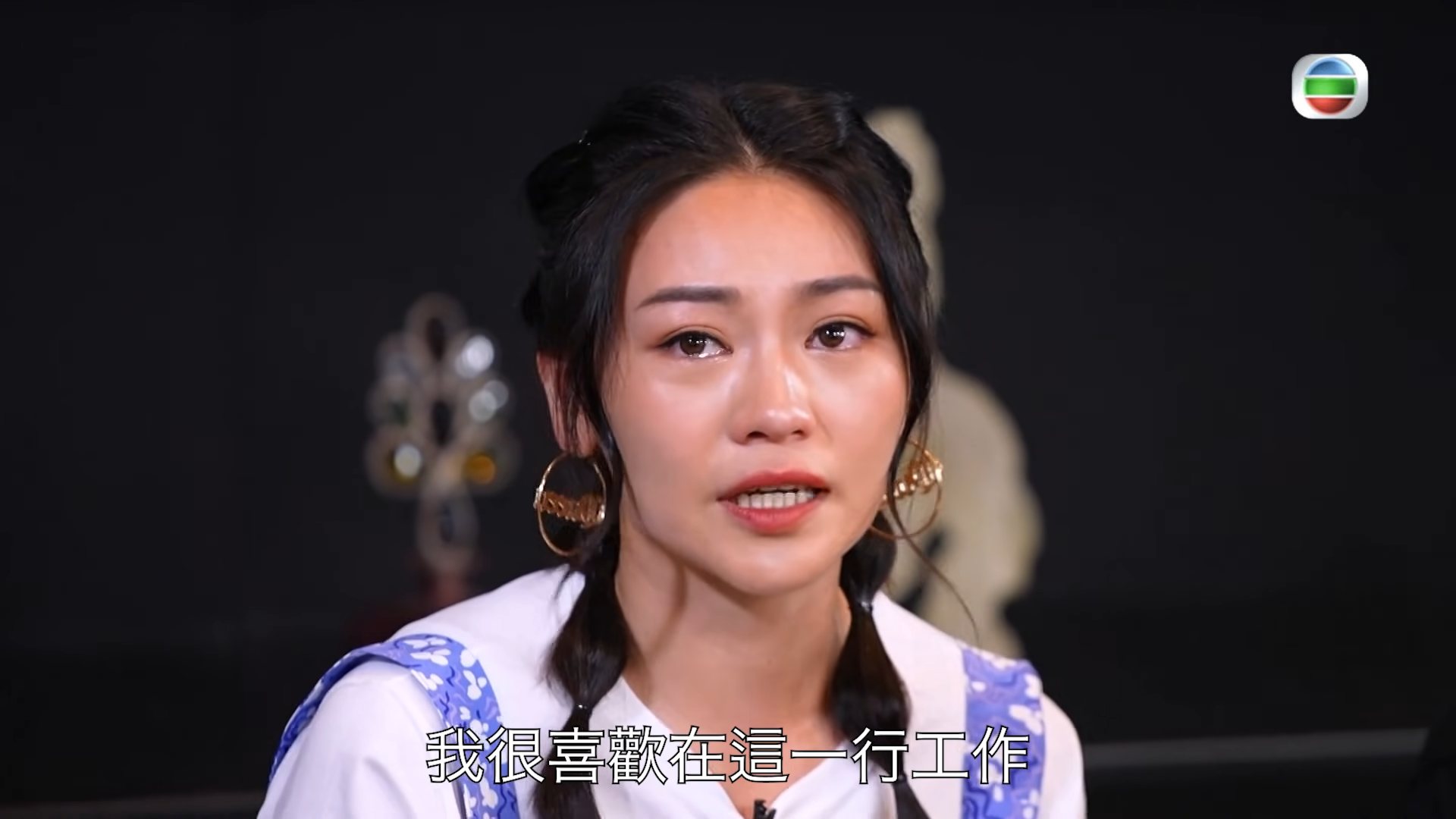 關嘉敏在節目提到當時簽TVB的原因。