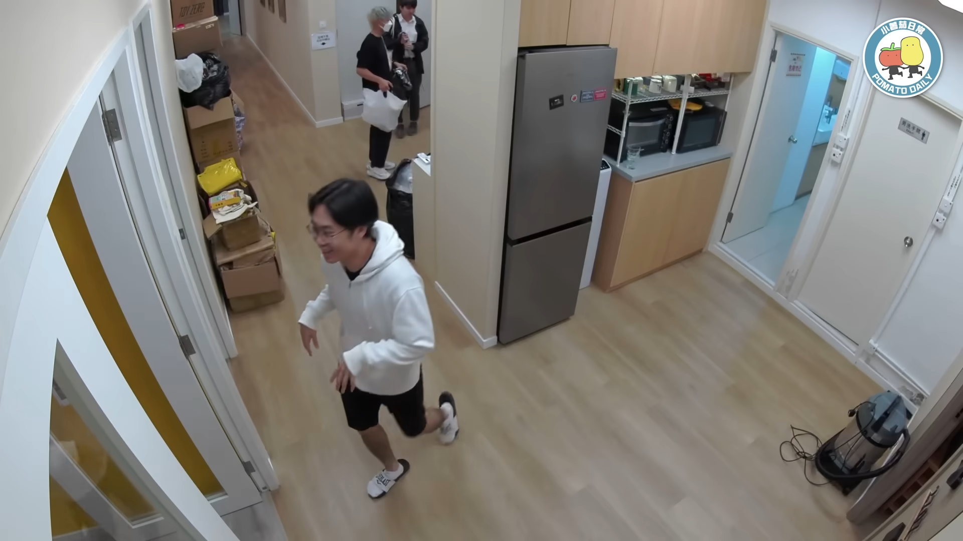 有員工以為另一員工在接待來賓於是走回自己的位置。