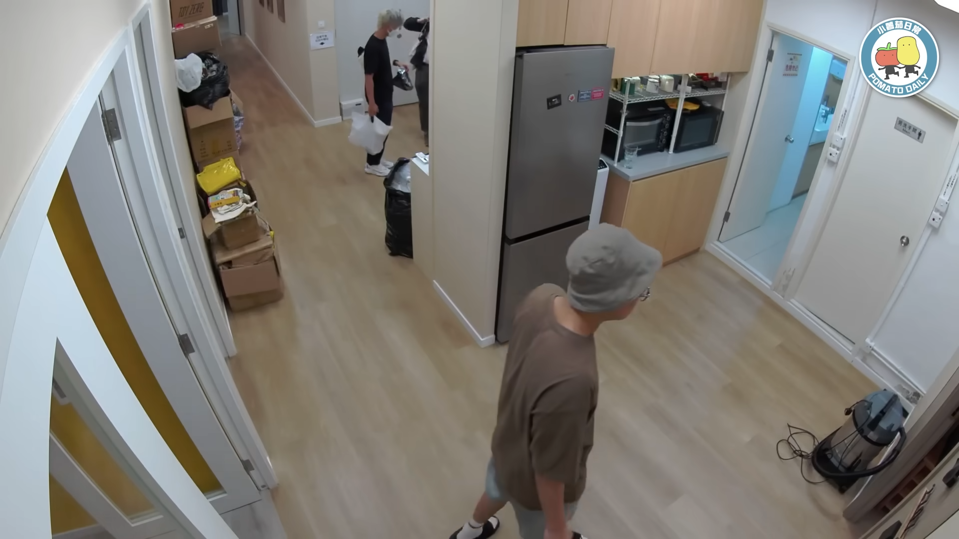 有另一員工行過無視門口有人。