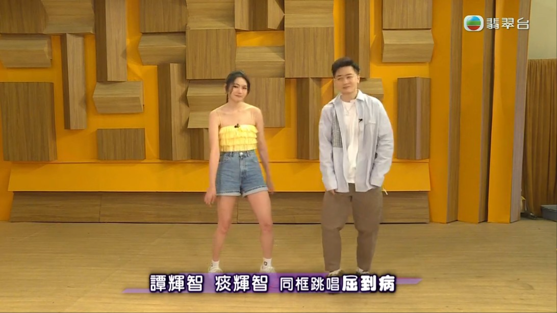 關嘉敏沒有頭套之後,跟譚輝智完全不似樣。