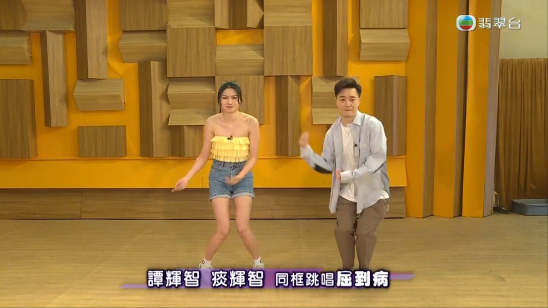 關嘉敏沒有頭套之後,跟譚輝智完全不似樣。