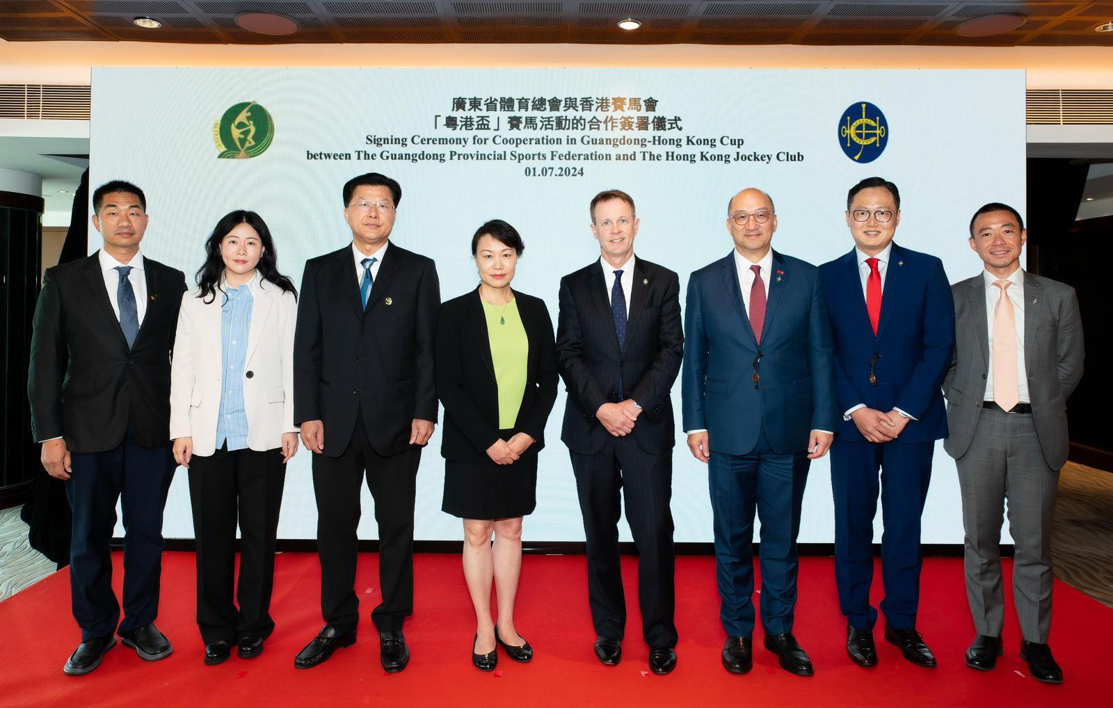 香港賽馬會賽馬事務執行總監夏定安(右四)、公司事務執行總監譚志源(右三)、內地事務部主管陳岳鵬(右一)、馬會賽馬項目管理辦公室主任鍾嘉銘(右二),連同廣東省體育局副局長林瑛(左四)、廣東省體育總會秘書處代表蔡建祥(左三),以及廣東省體育局和廣東省社會體育和訓練競賽中心的代表出席簽署儀式。