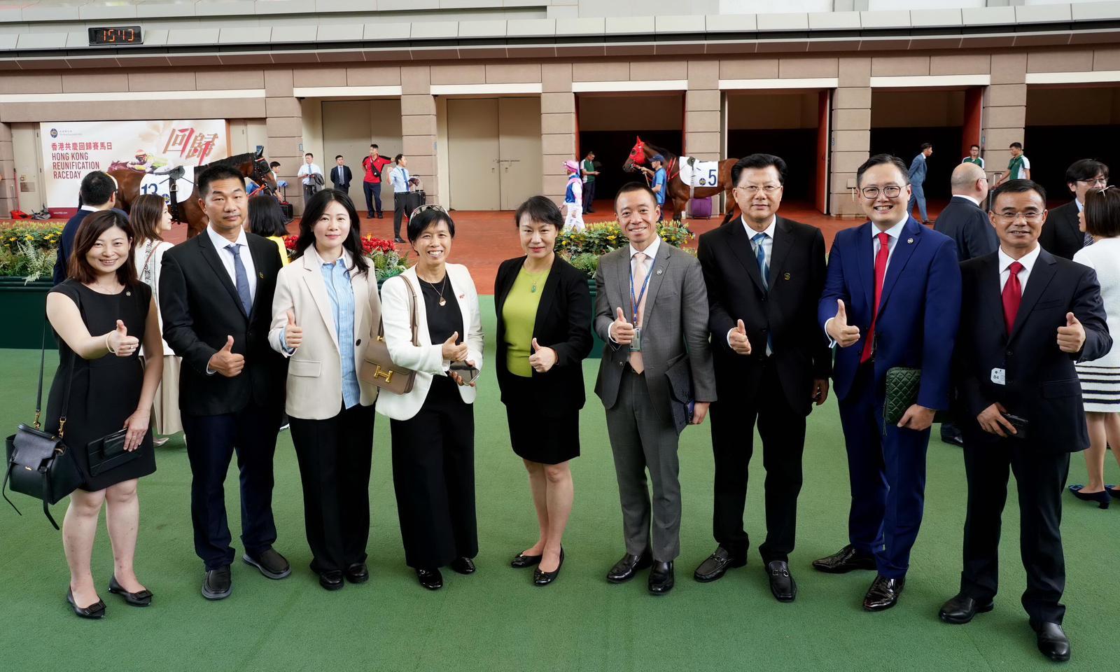 廣東省體育局代表團參觀沙田馬場。