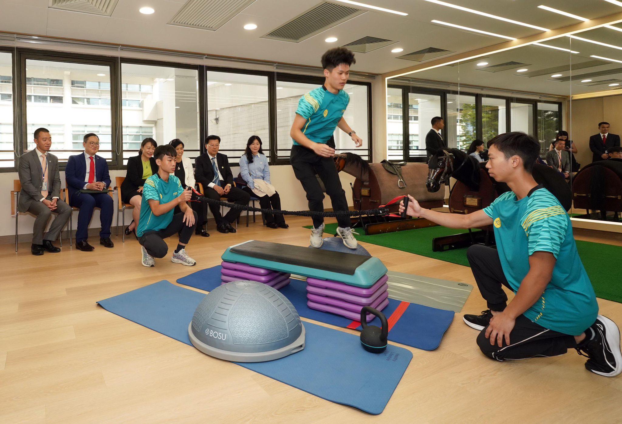 廣東省體育局代表團參觀香港賽馬會賽馬人才培訓中心及見習騎師學校。