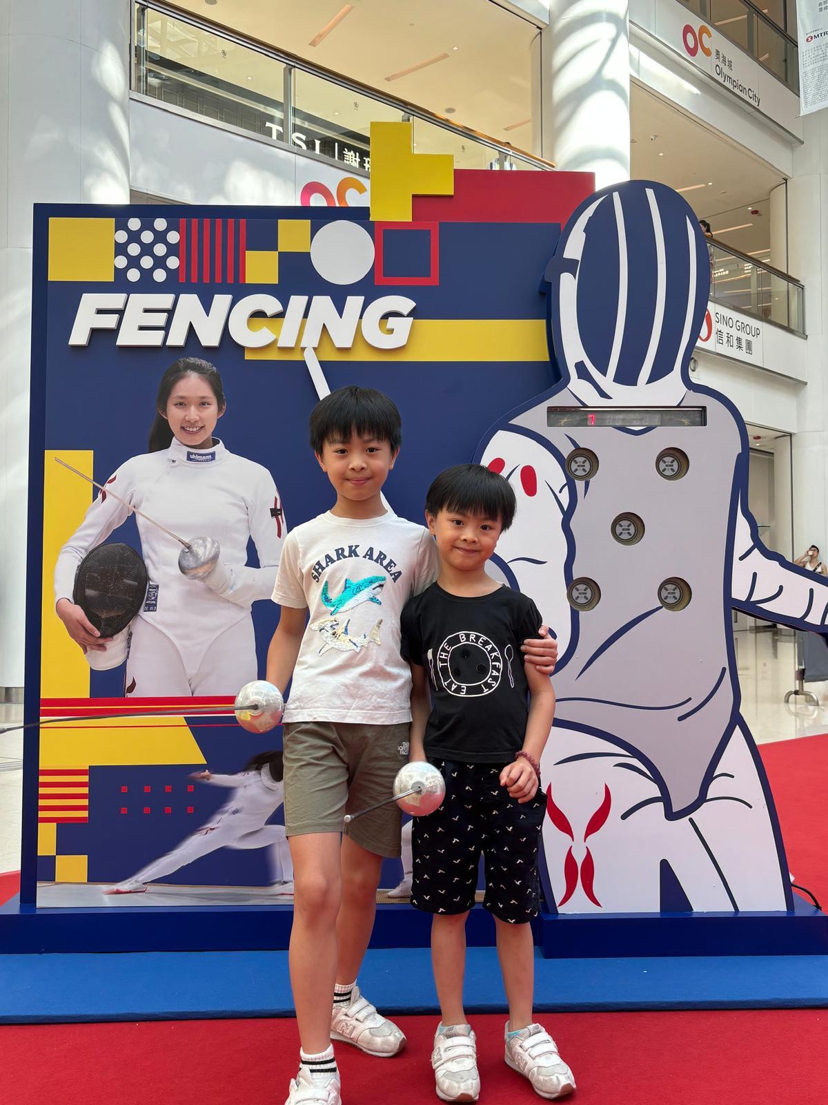 體院在奧海城二期地下中庭舉辦有關香港精英運動員的展覽正式開幕,不少市民參觀。