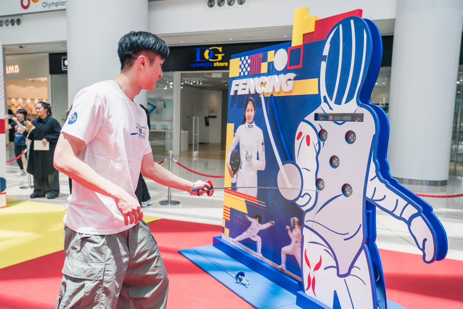 奧海城二期地下中庭的香港精英運動員的展覽正式開幕,劍擊運動員蔡俊彥出席。