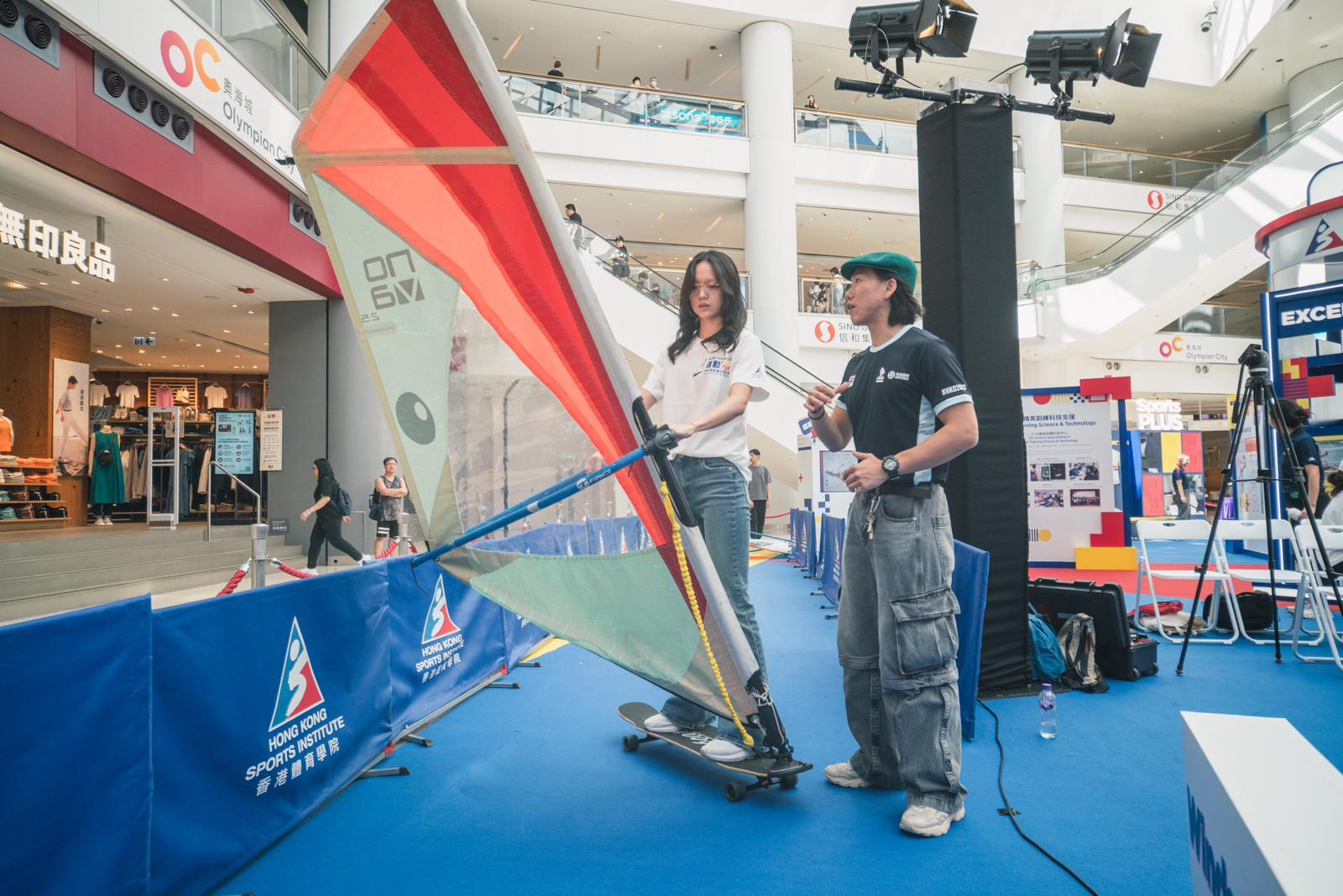 奧海城二期地下中庭的香港精英運動員的展覽正式開幕。