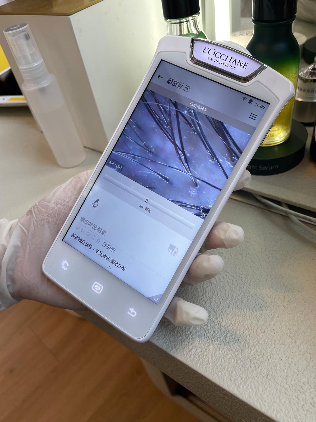 在Scalp & Hair Lab接受專業的頭髮診斷分析,了解個人頭髮需要。