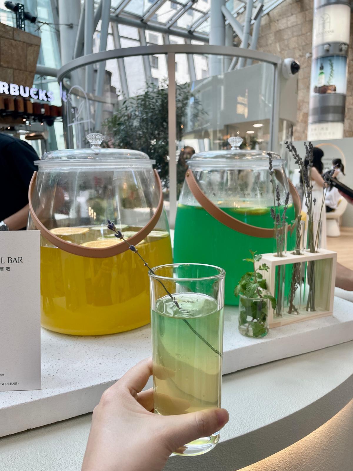 在Botanical Mocktail Bar品嚐由專人調配的無酒精特調飲品。