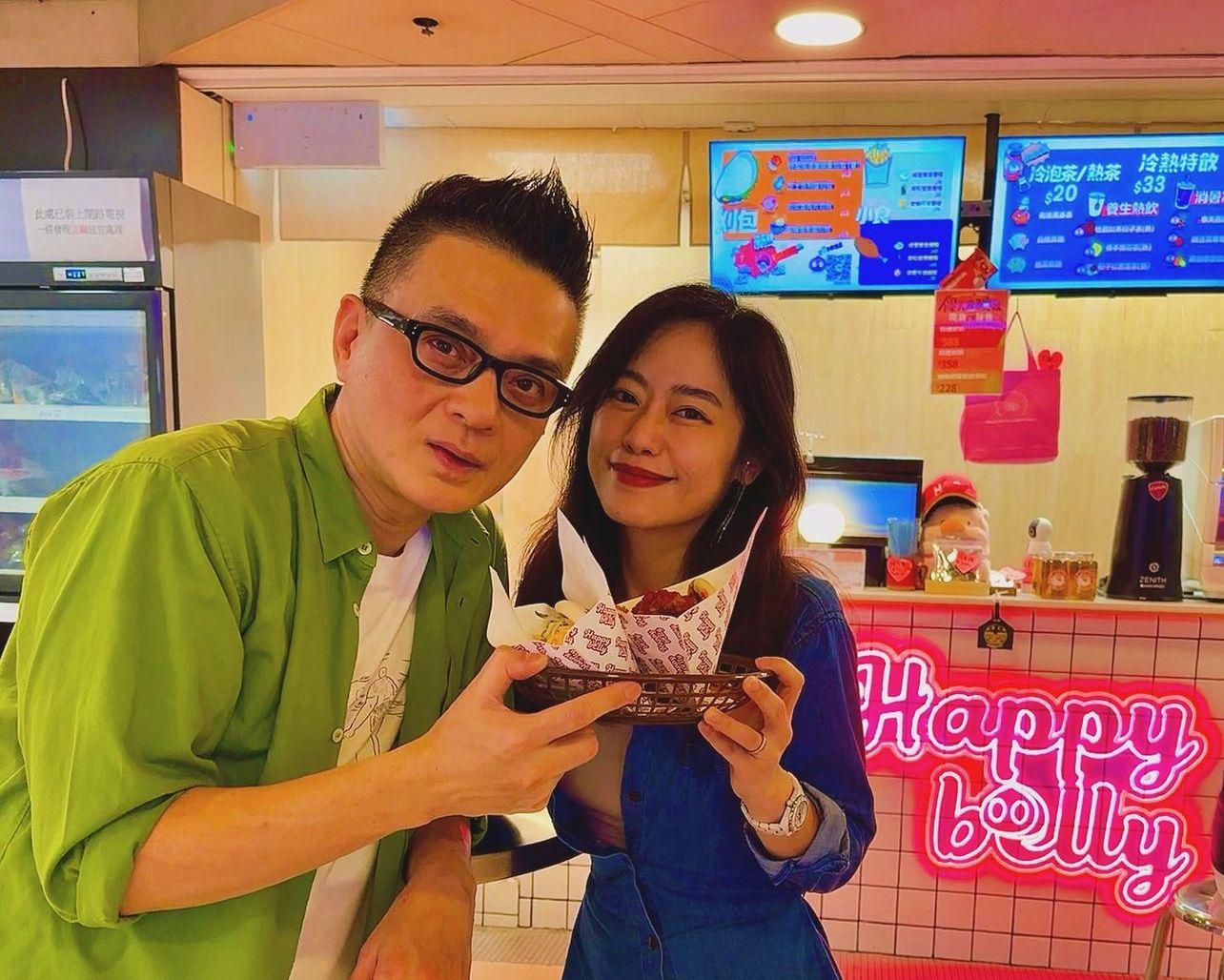 黃耀明日前亦上載與老闆娘的合照,大讚小店食物好味。